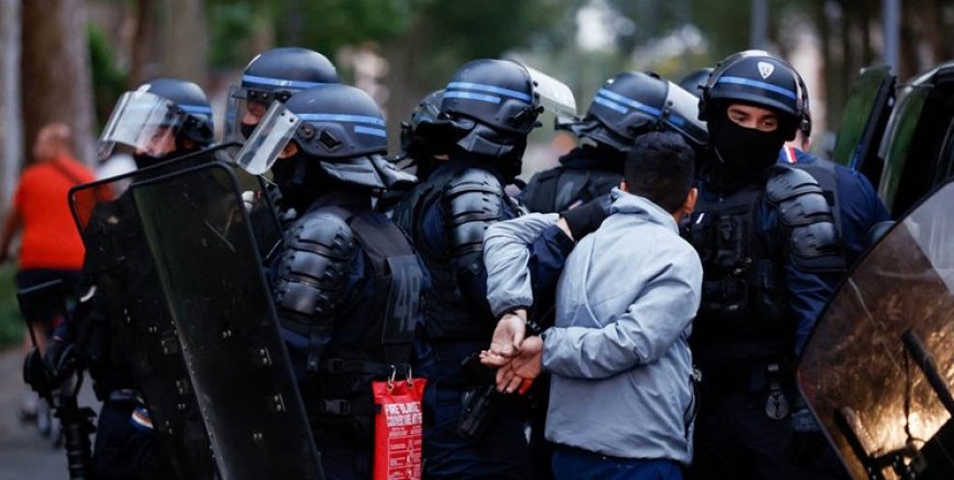 وزير العدل الفرنسي يهدد بمعاقبة والدي الأطفال المحتجين