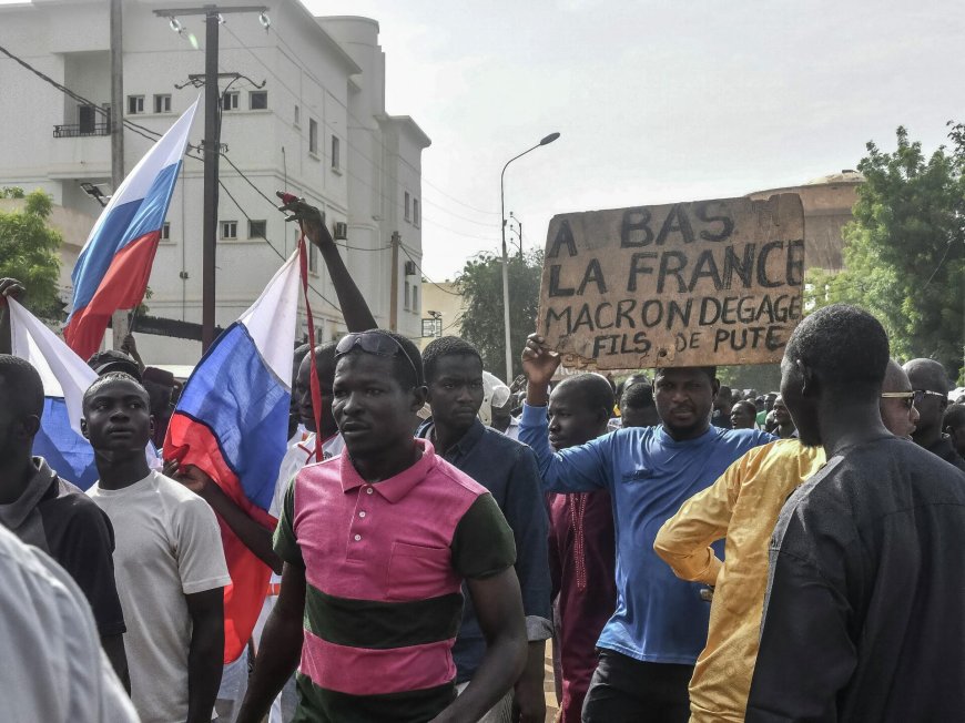 قلق فرنسا من تزايد النفوذ الروسي بعد انقلاب النيجر