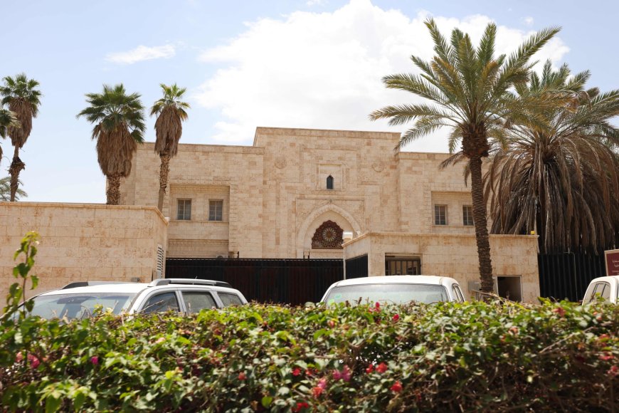 إعادة افتتاح السفارة السورية في السعودية