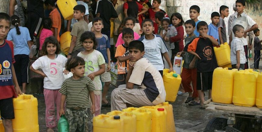 مفاقماً الأزمة الإنسانية.. الاحتلال يتعمد قصف آبار وخزانات المياه في غزّة