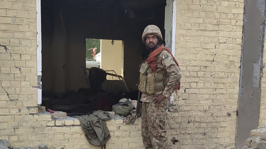 باكستان.. مقتل 6 من رجال الشرطة وإصابة 25 بهجوم انتحاري على مركز أمني
