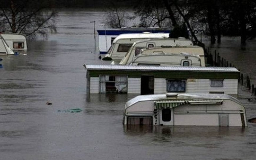 اكتفاء الحكومة البريطانية بالتحذير فقط بشأن الفيضانات