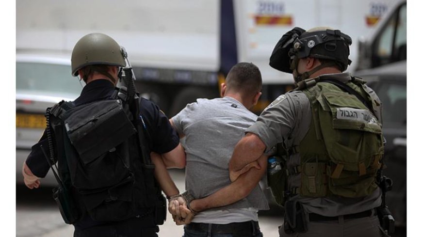 جيش الاحتلال يعتقل 14 فلسطينيا من الضفة الغربية
