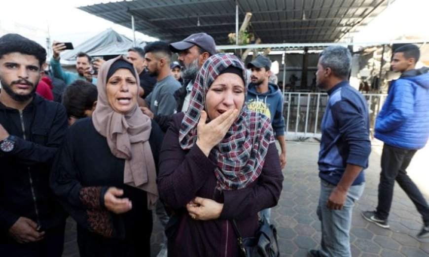 شهداء ومصابون في قصف إسرائيلي على خيام النازحين في دير البلح وخان يونس